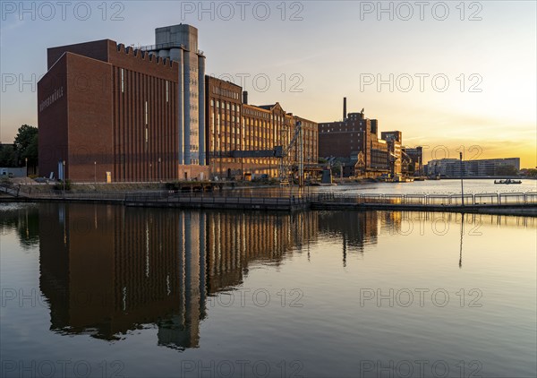 The inner harbour, in Duisburg, building Küppersmühle, and Werhahn-Mühle on the right, North