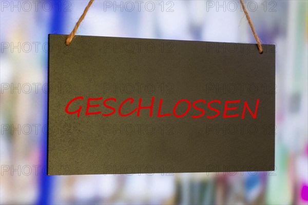 Sign with the notice closed on a shop window (Composing)