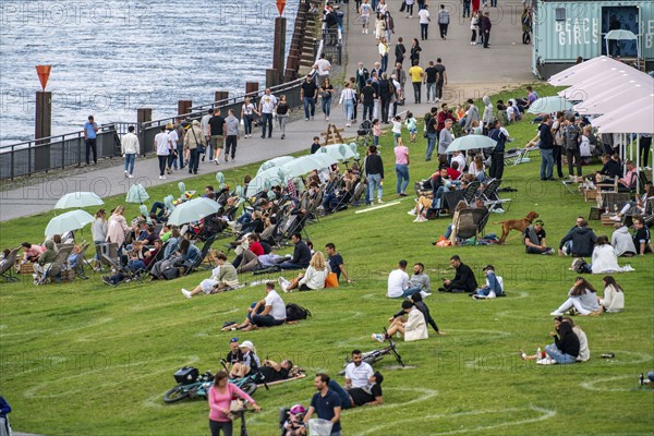 Düsseldorf on the Rhine during the corona crisis, corona circles, to comply with the distance