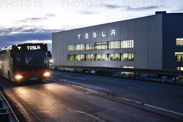 The Tesla bus drives past the battery factory of the Tesla plant, Grünheide, 13.01.2023
