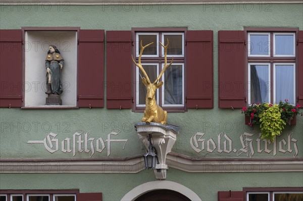 Gold-coloured stag, figure at the Goldener Deer inn, Weinmarkt 6, Dinkelsbühl, Bavaria, Germany,