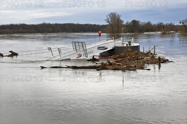 Passenger shipping jetty near Dessau-Roßlau during the Elbe flood in winter 2023, Middle Elbe