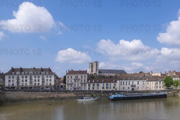 Row of houses on the banks of the Saone, Chalon-sur-Saone, Burgundy, France, Europe