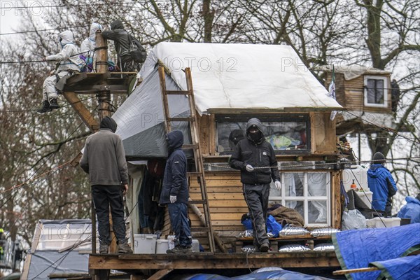2nd day of the clearing of the hamlet Lützerath, by the police, of tree houses and huts, of climate