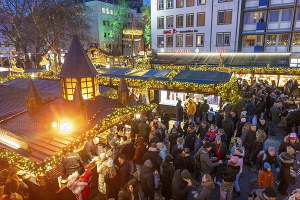 Christmas market on the Heumarkt in the old town of Cologne, Cologne Cathedral, Sunday shopping in