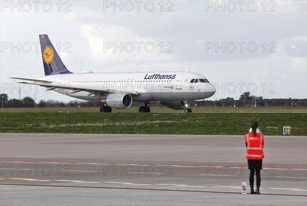 Lufthansa's Airbus A320 Fulda flying over the tarmac at BER Airport, Schönefeld, 11 October 2022