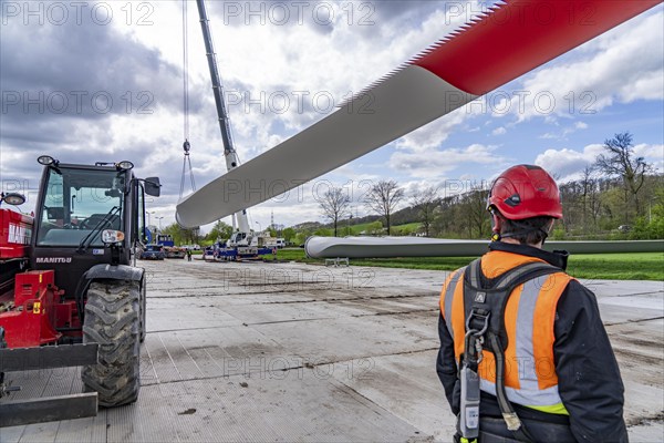 Preparation for the transport of a 68 metre long blade, a wind turbine, with a self-propelled
