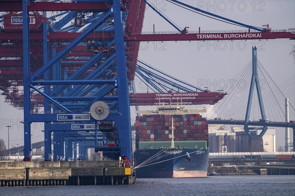 HHLA Container Terminal Burchardkai, in Waltershof harbour, HMM Nuri container freighter, Köhlbrand