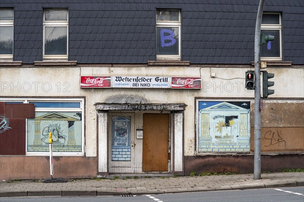Westenfelder Straße, abandoned house, bricked-up entrances, empty building in Wattenscheid, Bochum,