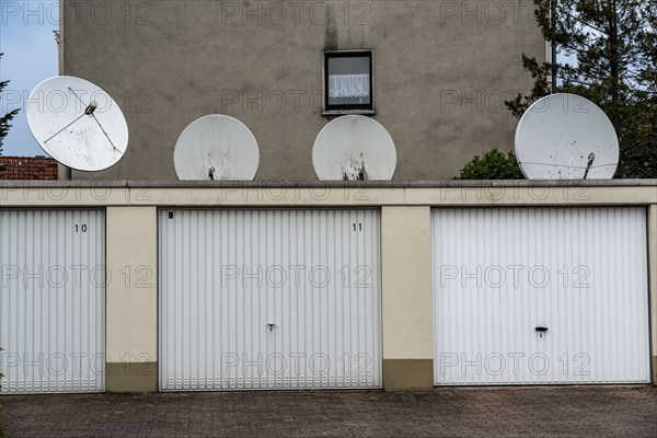 Housing estate in Oberhausen-Osterfeld, garages with large satellite dishes, North