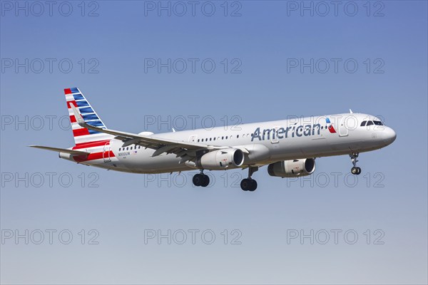 An American Airlines Airbus A321 aircraft with the registration number N900UW at Dallas Fort Worth