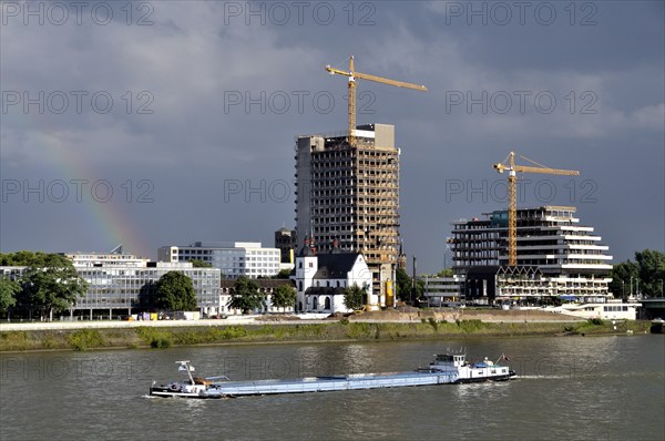 The Lufthansa high-rise (headquarters of the German airline until 2007) on the banks of the Rhine