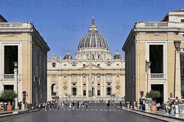 Tourists walking towards the cathedral, St Peter, St Peter's Basilica, Vatican palaces, St Peter's