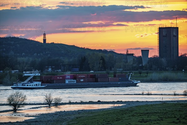 Cargo ship on the Rhine near Duisburg-Beeckerwerth, Rheinpreussen spoil tip in Mörs, spoil tip sign