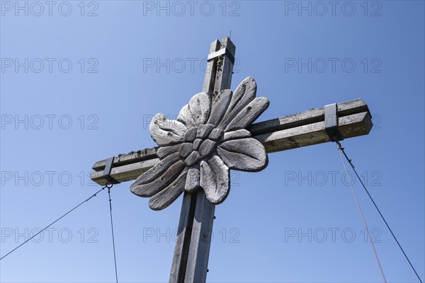 Summit cross on the summit of the Hochunnütz, Unnütz crossing, Brandenberg Alps, Tyrol, Austria,