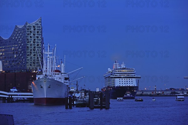 Germany, Hamburg, HafenCity, view to Elbe Philharmonic Hall, Hamburg's new concert hall, glass