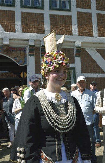 Deutschland, Niedersachsen, Jork, junge Frau in Tracht