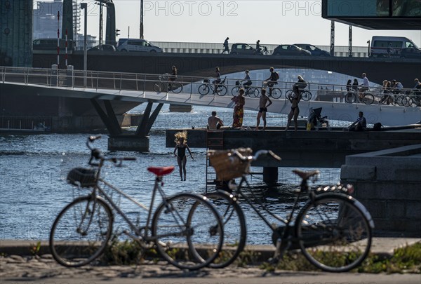 Cyclists on the Lille Langebro cycle and pedestrian bridge, behind it the Langebro road bridge,