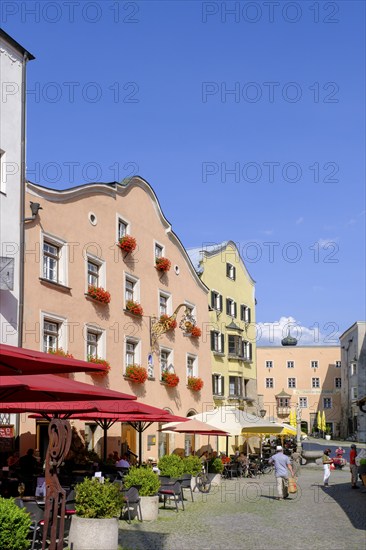 Market square with restaurants and traditional houses, Upper Town Square, Hall in Tyrol, Inntal,