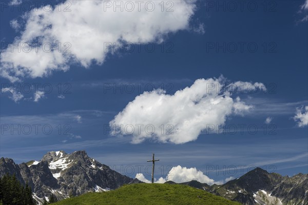 Cross at the Willersalpe, Hintersteiner Tal, behind it the mountain Großer Daumen, 2280m, Bad