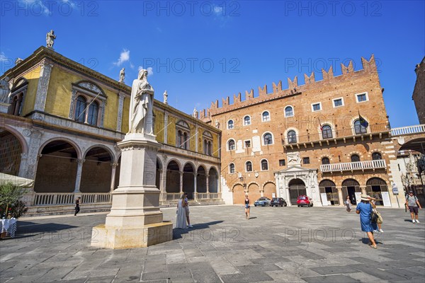 Dante monument in Piazza dei Signori, Verona, Veneto, Italy, Europe