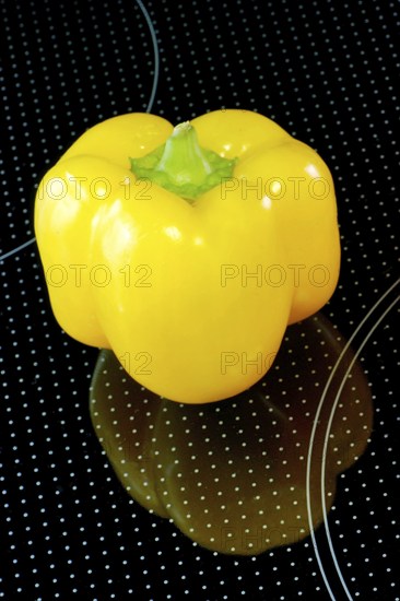 Yellow pepper on glass plate, Stillife, Studio