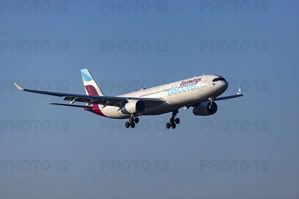Aircraft approaching Frankfurt Airport, Fraport Airport. Aircraft registration D-AIKE, DISCOVER