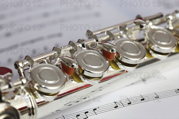 Symbolic image: Transverse flute on music book