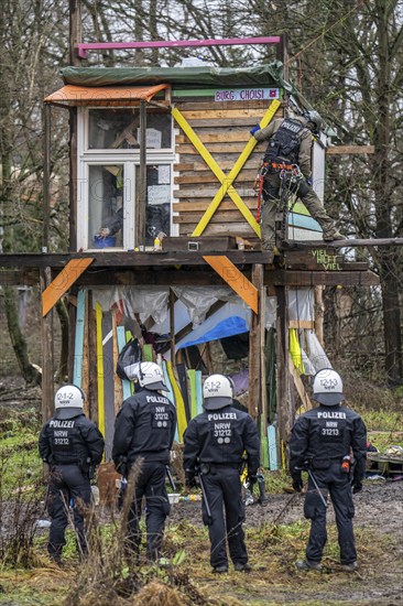 2nd day of the clearing of the hamlet Lützerath, by the police, of tree houses and huts, of climate