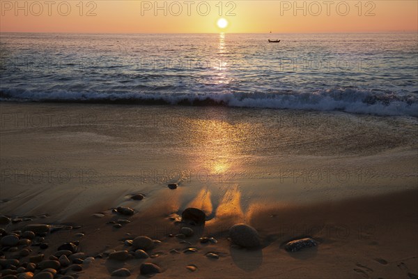 Puerto Vallarta beaches, sunsets and scenic ocean views near El Malecon and Golden Bach zone
