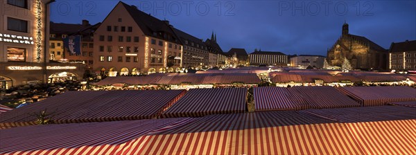Christmas market on the main market square in the evening, Nuremberg, Central Franconia, Germany,