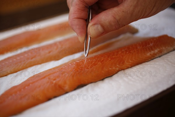 Southern German cuisine, preparation of sorrel soup with char, raw char fillets, remove bones with