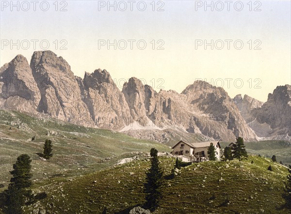 Rifugio Firenze in Cisles, Regensburger Hütte with Geisslergruppe, a refuge on the Cislesalm in Val