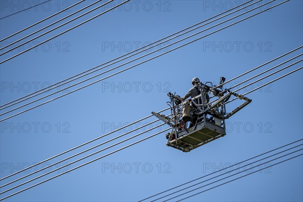 Construction of a new line route, 380 KV extra-high-voltage line between Osterath and Gohr, near