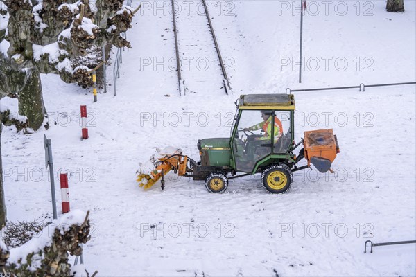 Winter onset, winter service, clearing snow and ice from pavements, sweeper, winter service