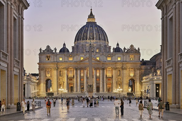 Tourists at the cathedral, St Peter, St Peter's Basilica, Vatican palaces, St Peter's Square,