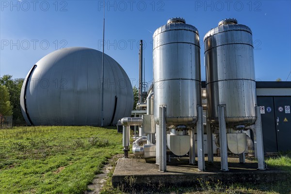 Fine desulphurisation of the gas mixture using an activated carbon process in the biogas upgrading