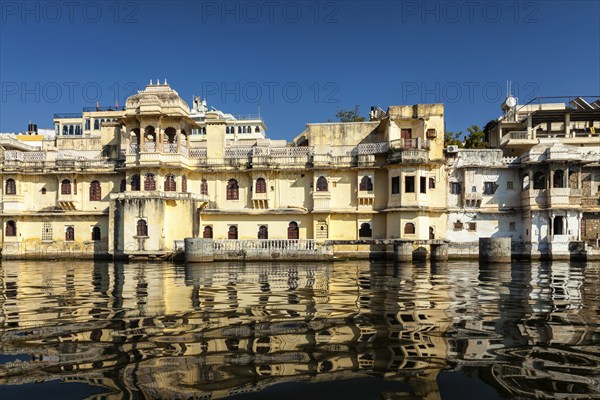 City Palace complex on Lake Pichola, Udaipur, Rajasthan, India, Asia