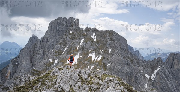 Mountaineer with helmet, ascent to the Ackerlspitze, Wilder Kaiser, Kaiser Mountains, Tyrol,