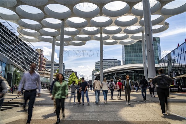 Station forecourt of Utrecht Centraal station, people on their way to and from the station, Hoog