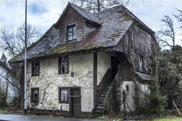 Exterior view of an old house that has been uninhabited for decades and has since been demolished.