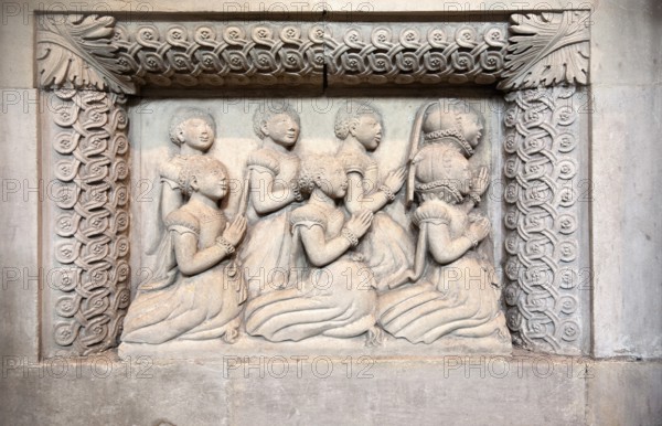 Effigies of female children on the Harman memorial monument dated 1569 in St John the Baptist
