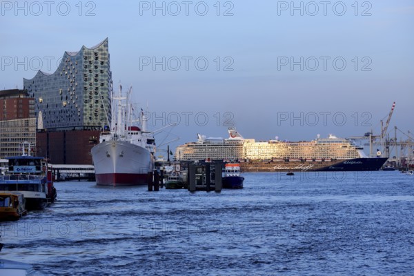 Germany, Hamburg, HafenCity, view to Elbe Philharmonic Hall, Hamburg's new concert hall, glass