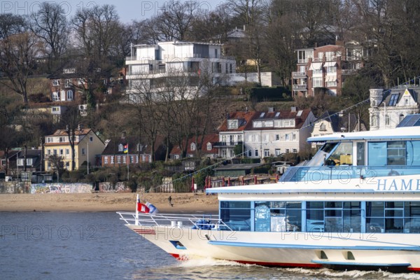 The Övelgönne district of Othmarschen, on the Elbe, Elbe beach, houses below the Elbchaussee, tour