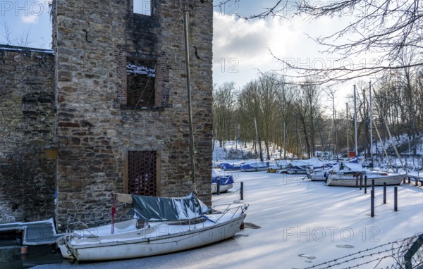 Winter, snowy landscape, Lake Baldeney, Haus Scheppen, sailboat harbour, of the EFKV Essener