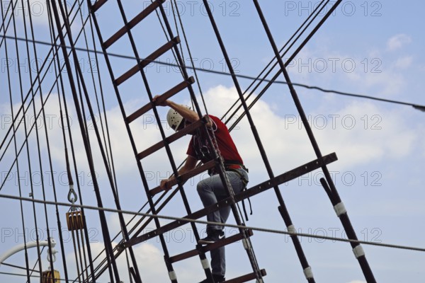 Europe, Germany, Hamburg, Elbe, museum ship, windjammer Rickmer Rickmers, masts and shrouds, man in