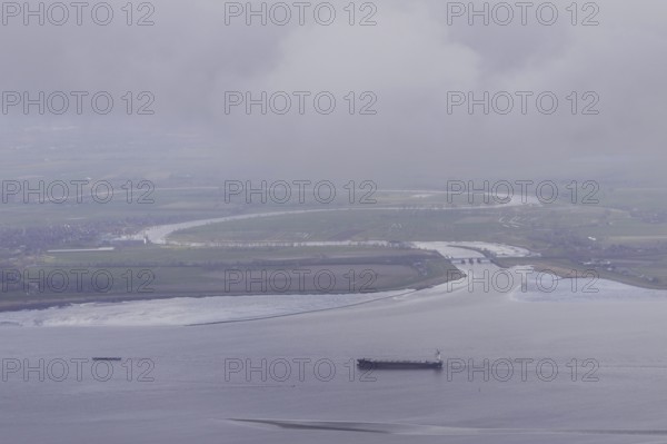 A cargo ship on the Elbe, photographed near Wischhafen, 25/03/2024