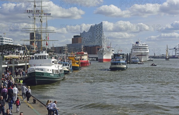 Europe, Germany, Hanseatic City of Hamburg, Elbe, Elbe Philharmonic Hall, glass facade, harbour
