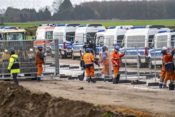 At the hamlet of Lützerath, at the Garzweiler 2 open-cast lignite mine, the RWE Group erects a