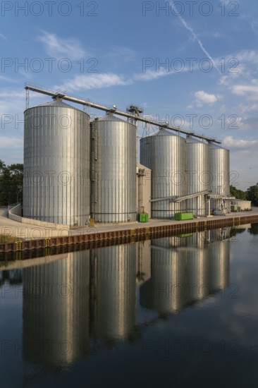Silo plant, storage silo for grain and rape, of the Raiffeisen-Landbund, at the Lahde lock canal, 5